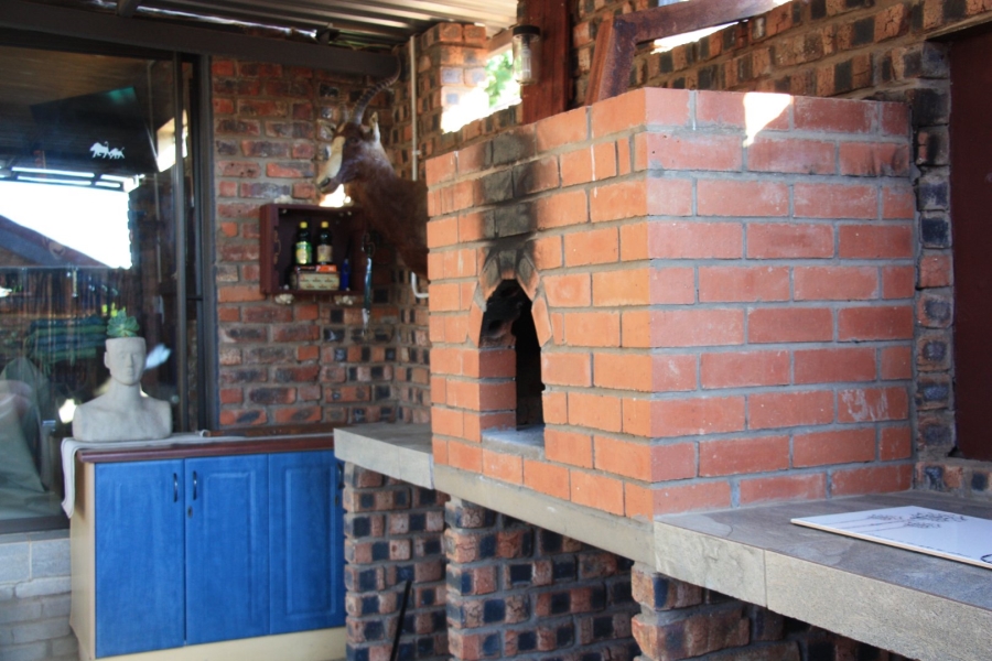 5 Bedroom Property for Sale in Langenhovenpark Free State